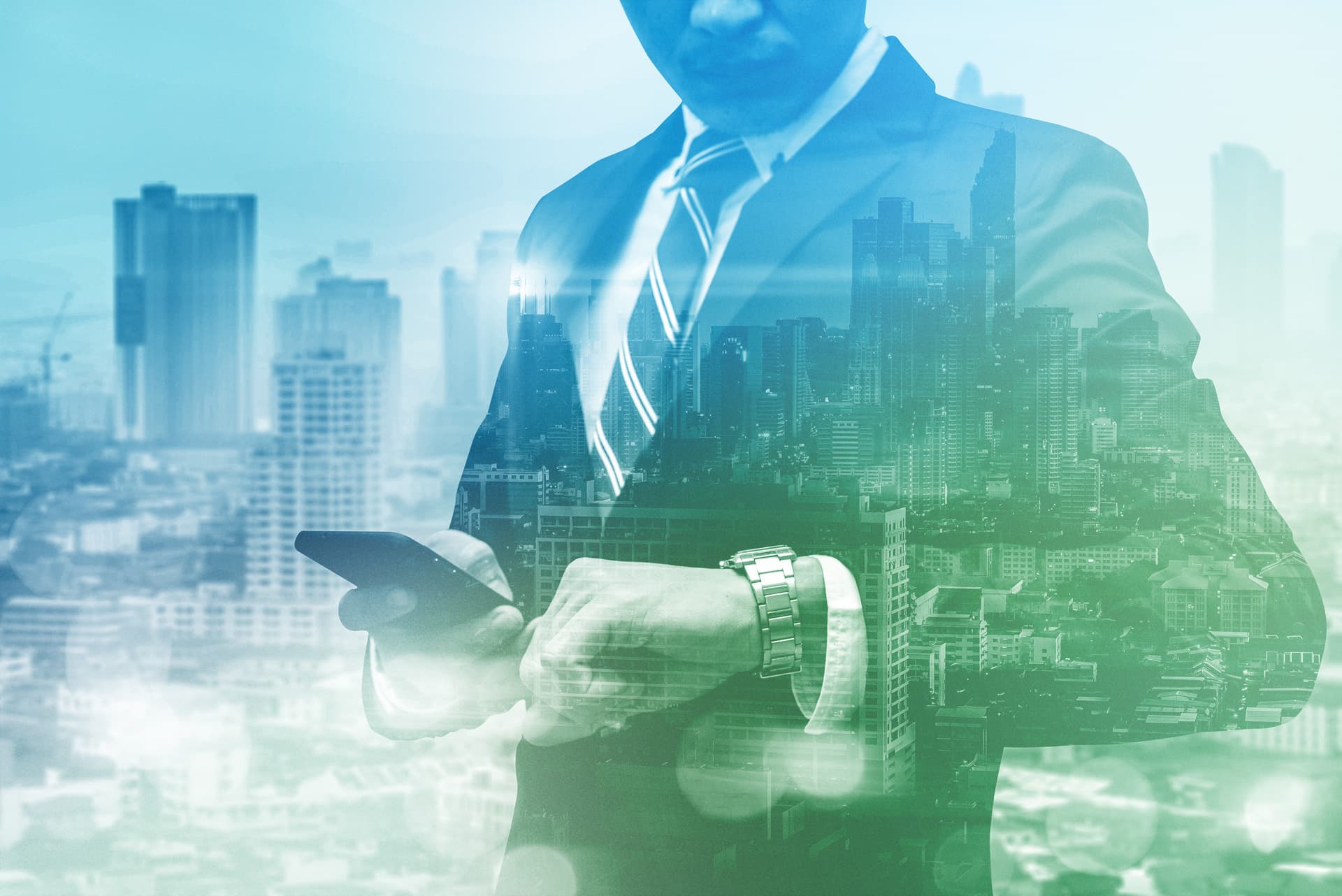 Geschäftsmann mit Smartphone, Stadt im Hintergrund, symbolisiert nachhaltige Immobilien und moderne Infrastruktur.