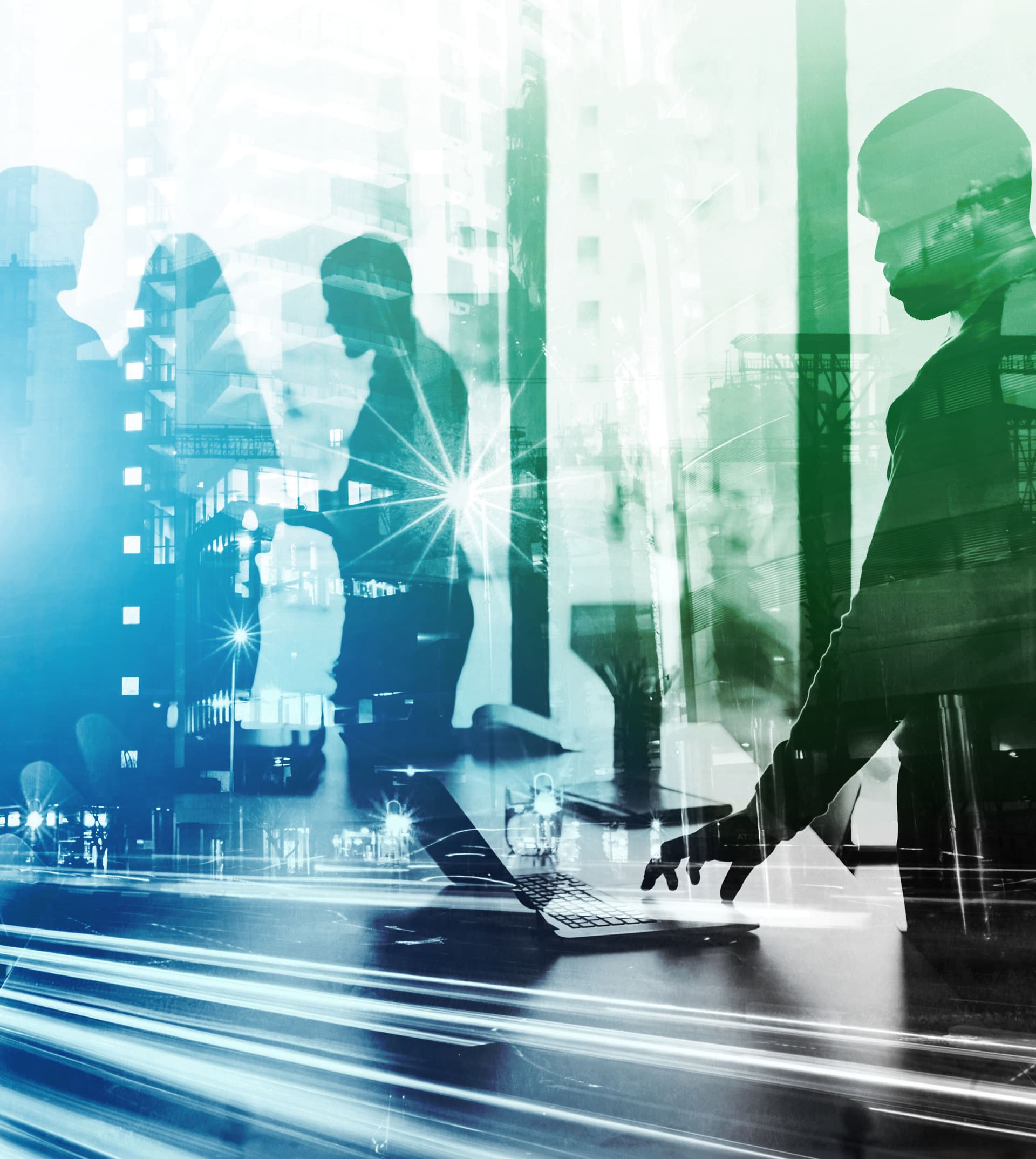 Mehrere unscharfe Silhouetten arbeiten mit Laptops in urbaner Umgebung, symbolisieren digitale Vernetzung und Technologie.