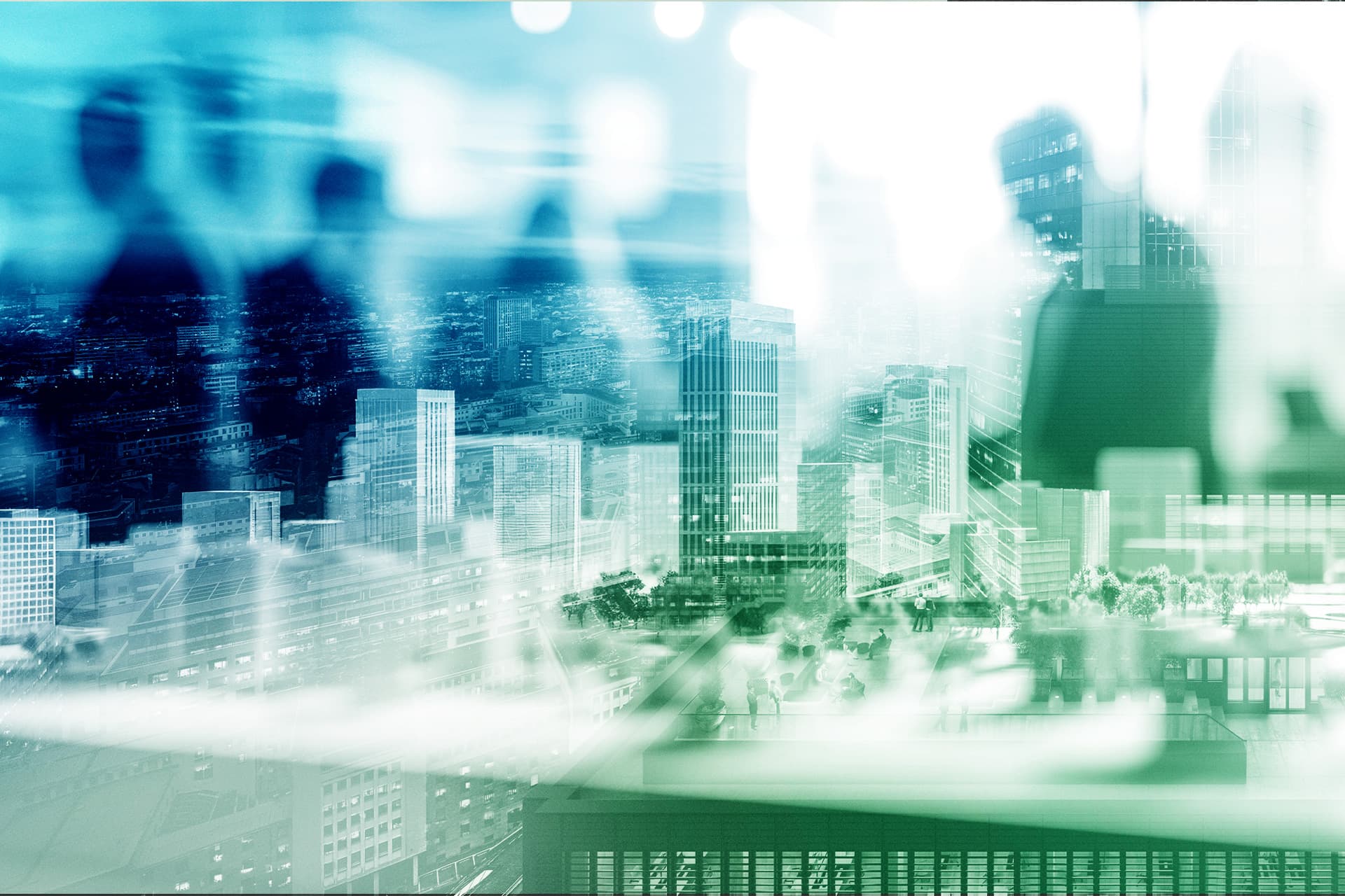 Städtische Skyline mit modernen Hochhäusern und verschwommenen Geschäftsleuten, nachhaltige Stadtentwicklung im Fokus.