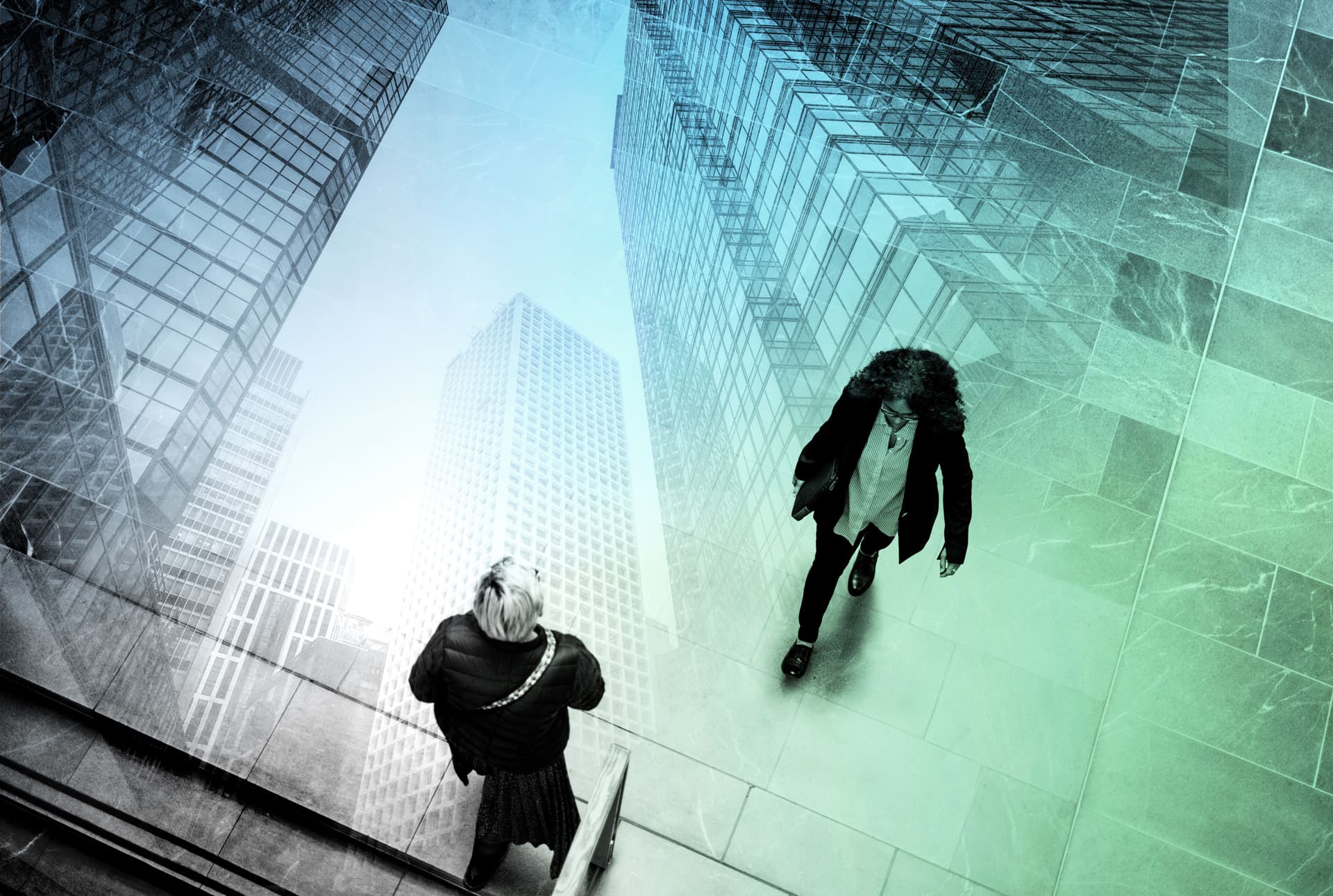 Moderne Stadtansicht mit Menschen, Wolkenkratzern und Spiegelungen, symbolisiert urbane ESG-Investments und nachhaltige Architektur.