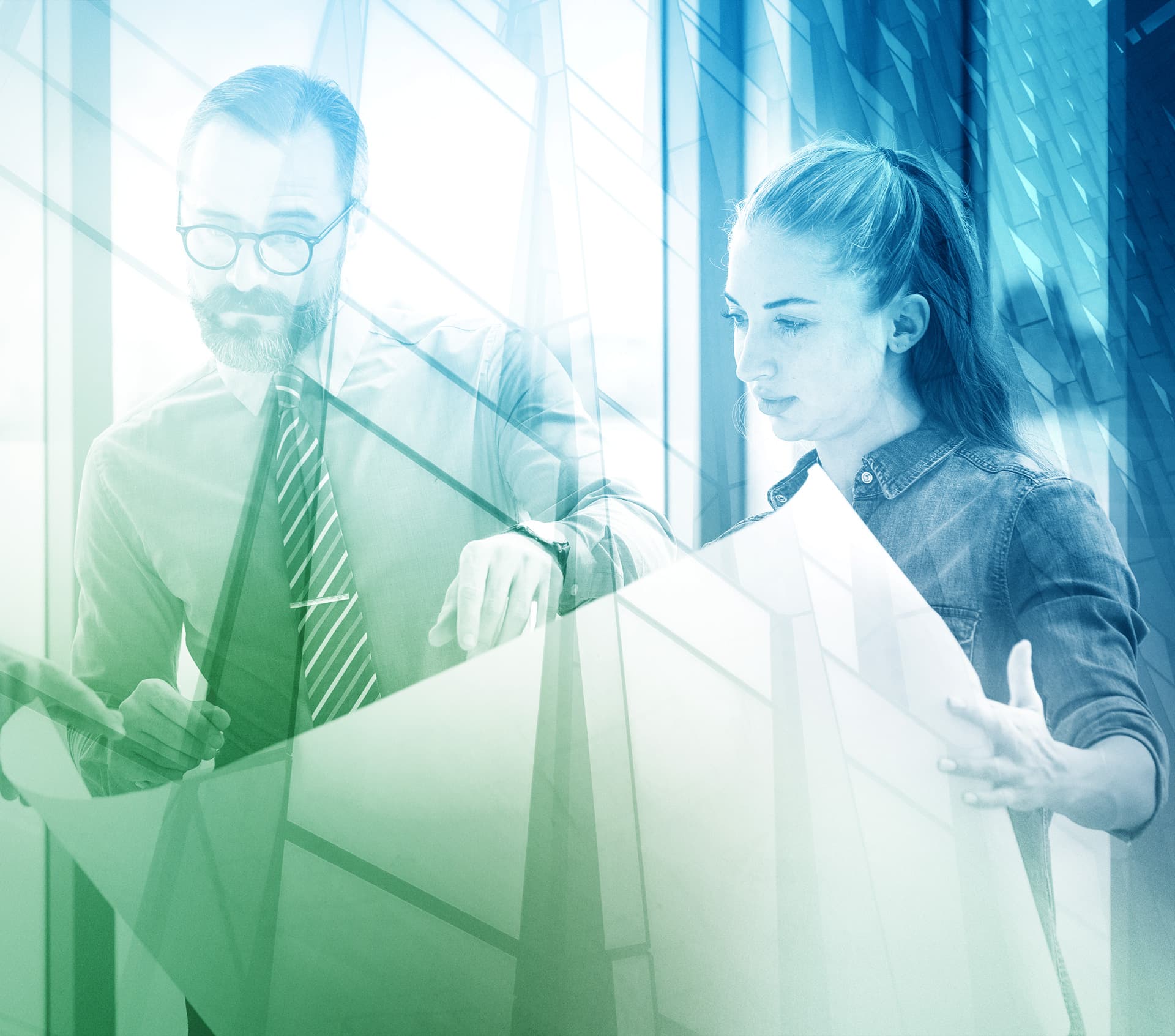 Büroangestellte diskutieren architektonische Pläne vor einem modernen Gebäude; Fokus auf nachhaltige Immobilienentwicklung.