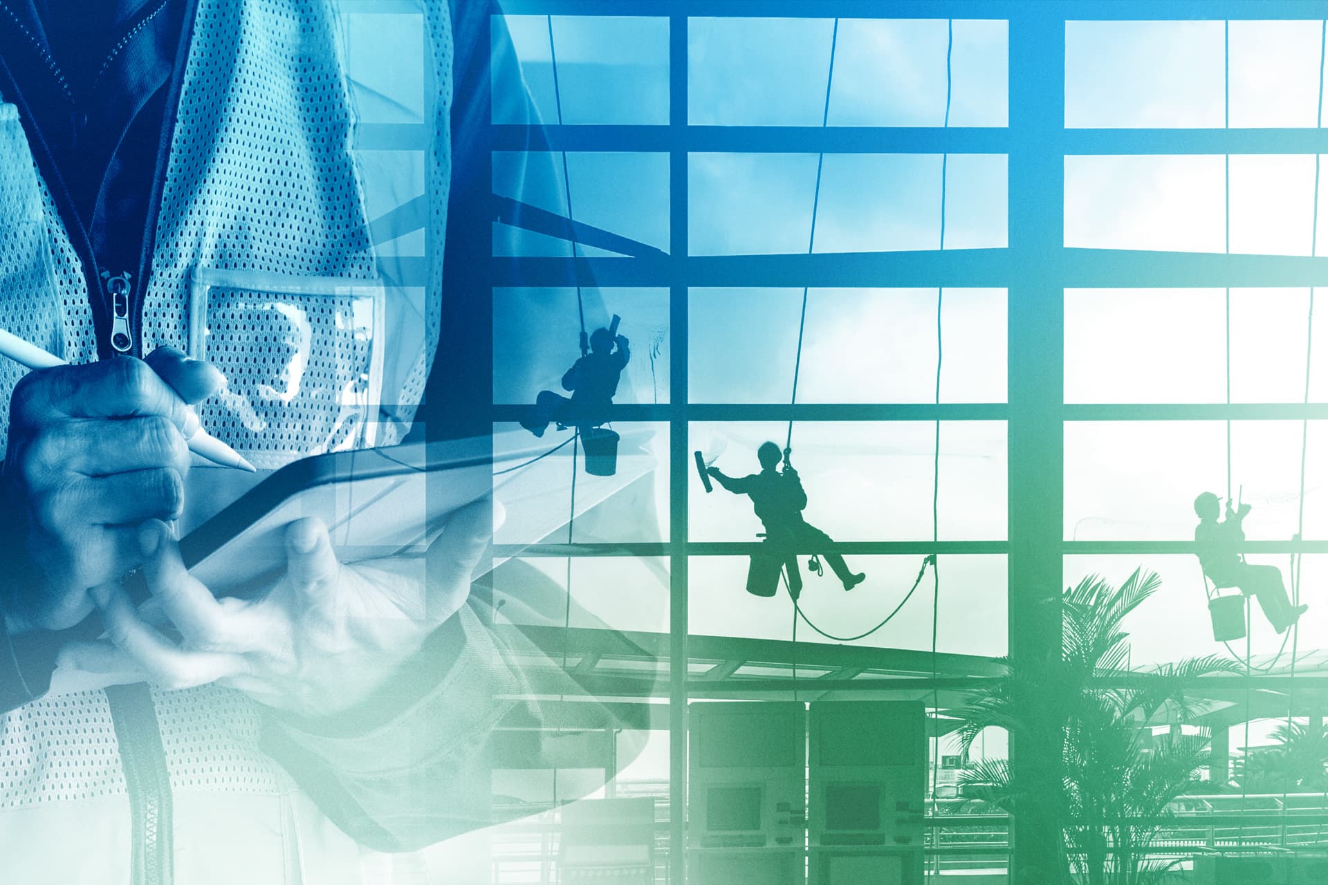 Arbeiter in Schutzkleidung reinigen moderne Glasfassade eines Gebäudes; symbolisiert nachhaltige Immobilienpflege.