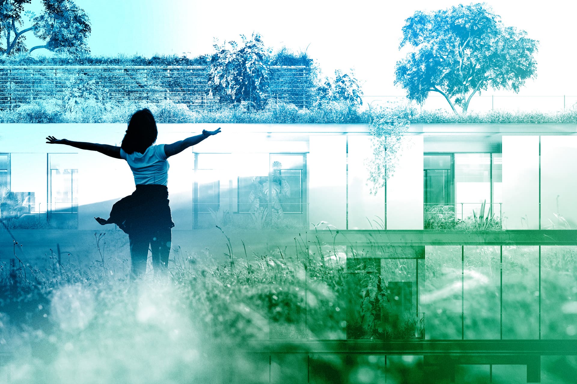 Mensch mit ausgebreiteten Armen vor nachhaltigem Gebäude und grünem Dach, Symbol für umweltbewusste Zukunft.