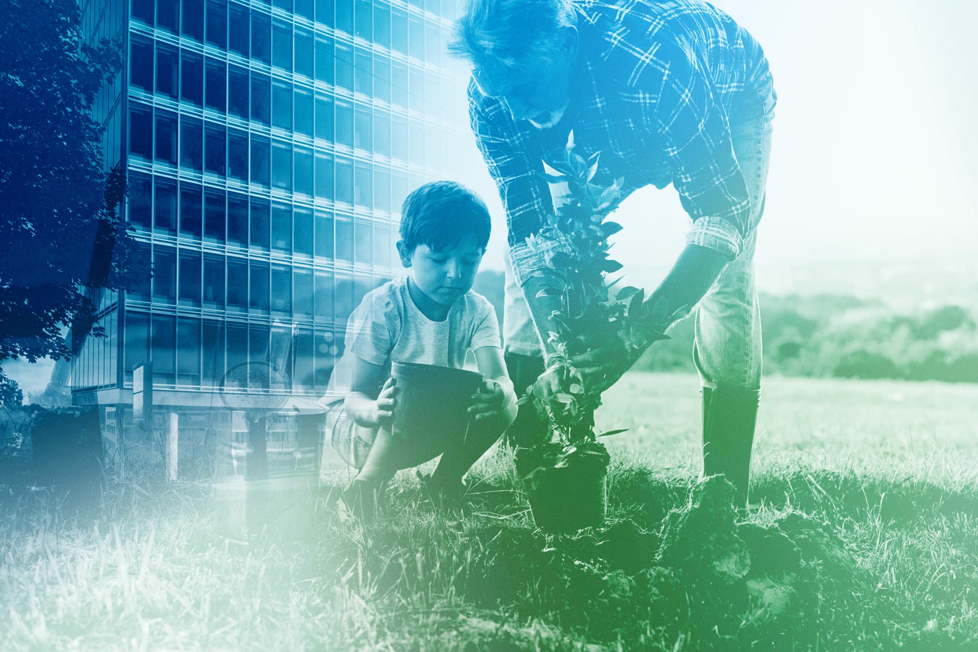 Erwachsener und Kind pflanzen gemeinsam Baum vor nachhaltigem Gebäude.