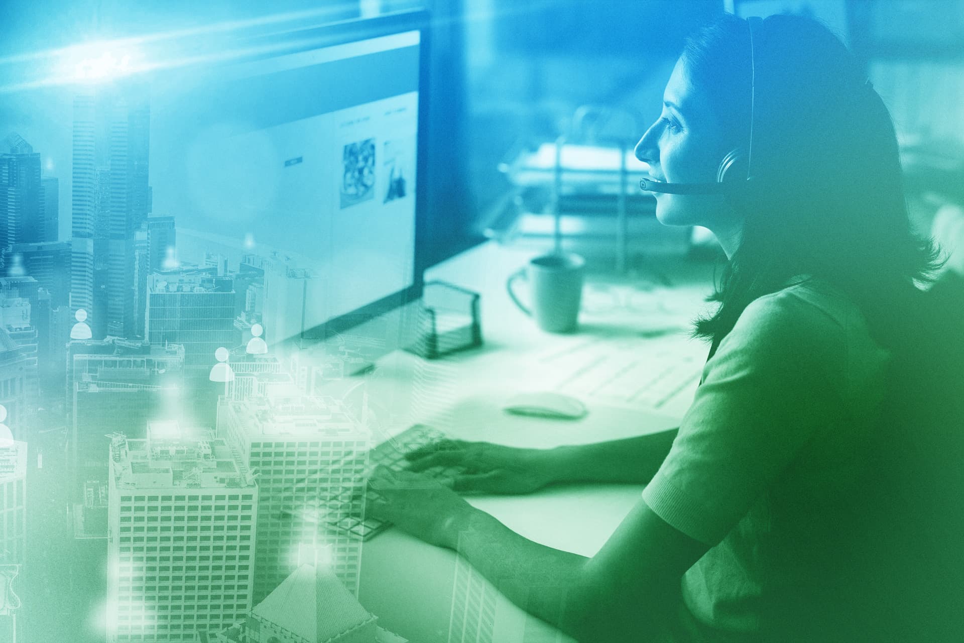 Eine Frau mit Headset arbeitet am Computer, umgeben von virtuellen Stadtansichten, Technologie und Vernetzung.