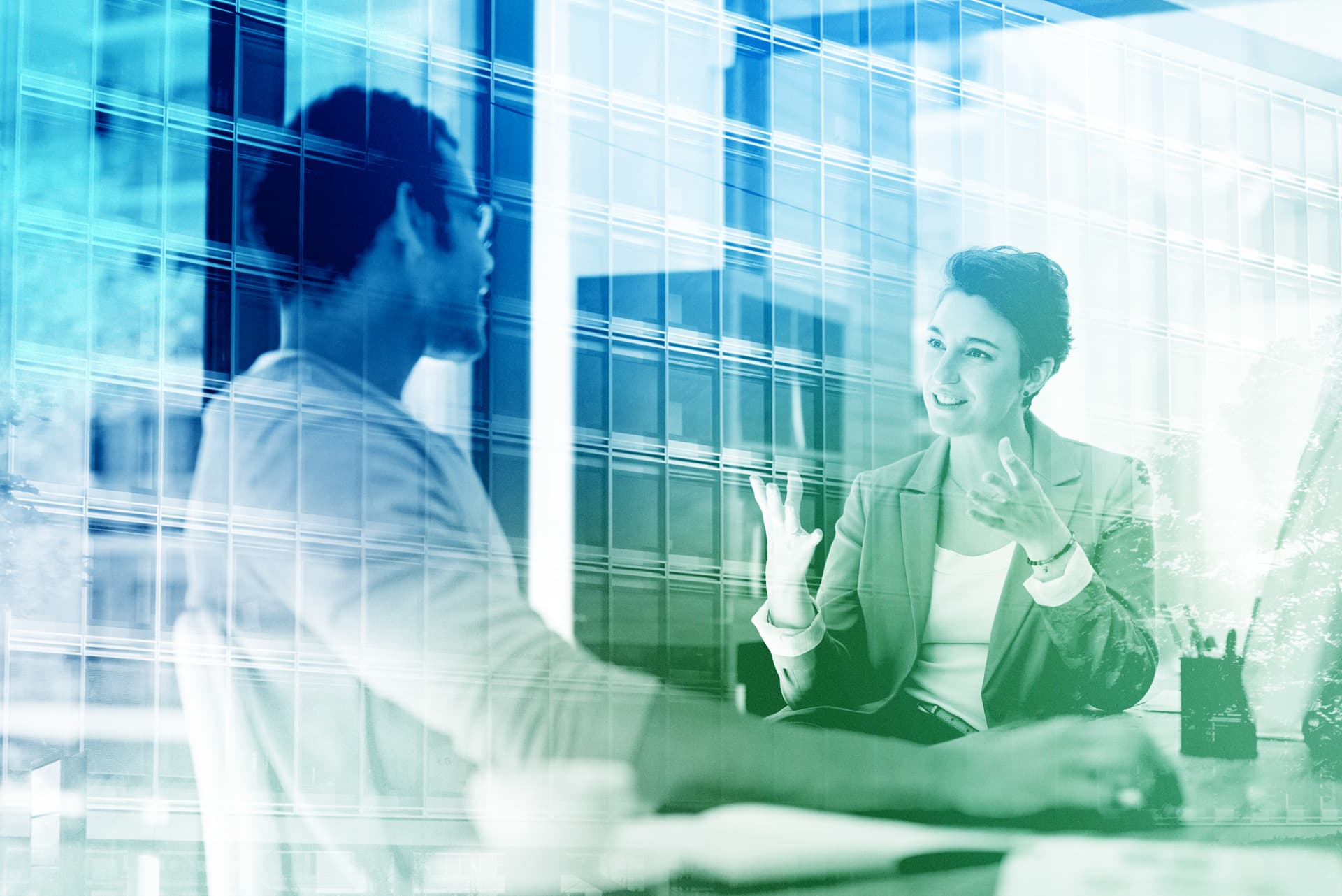 Ein Geschäftstreffen in einem modernen Bürogebäude, zwei Personen diskutieren angeregt, symbolisiert Nachhaltigkeit.