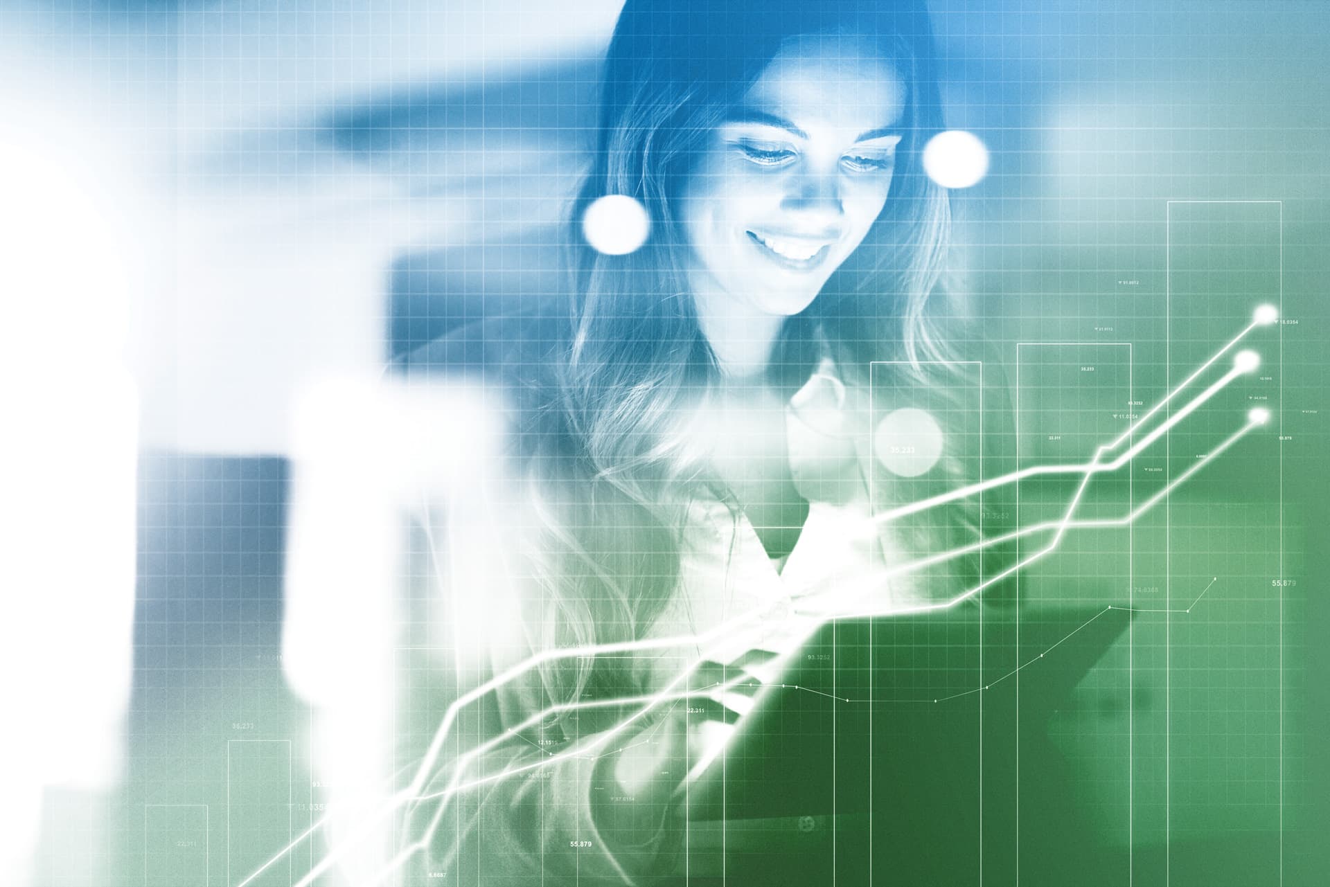 Geschäftsfrau betrachtet digitale Diagramme und Grafiken, symbolisiert ESG-Investment und technologische Innovation.