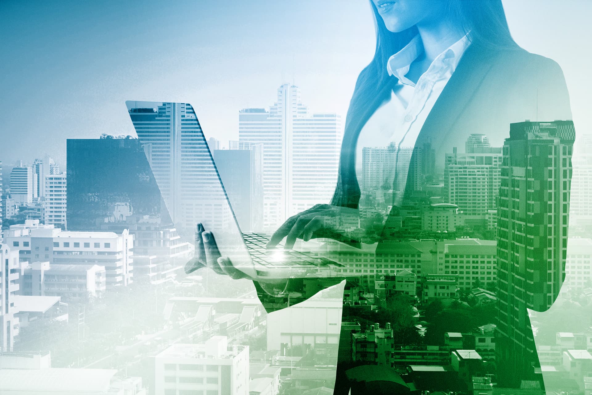 Geschäftsfrau mit Laptop, im Hintergrund urbane Skyline; symbolisiert nachhaltige Immobilieninvestitionen.