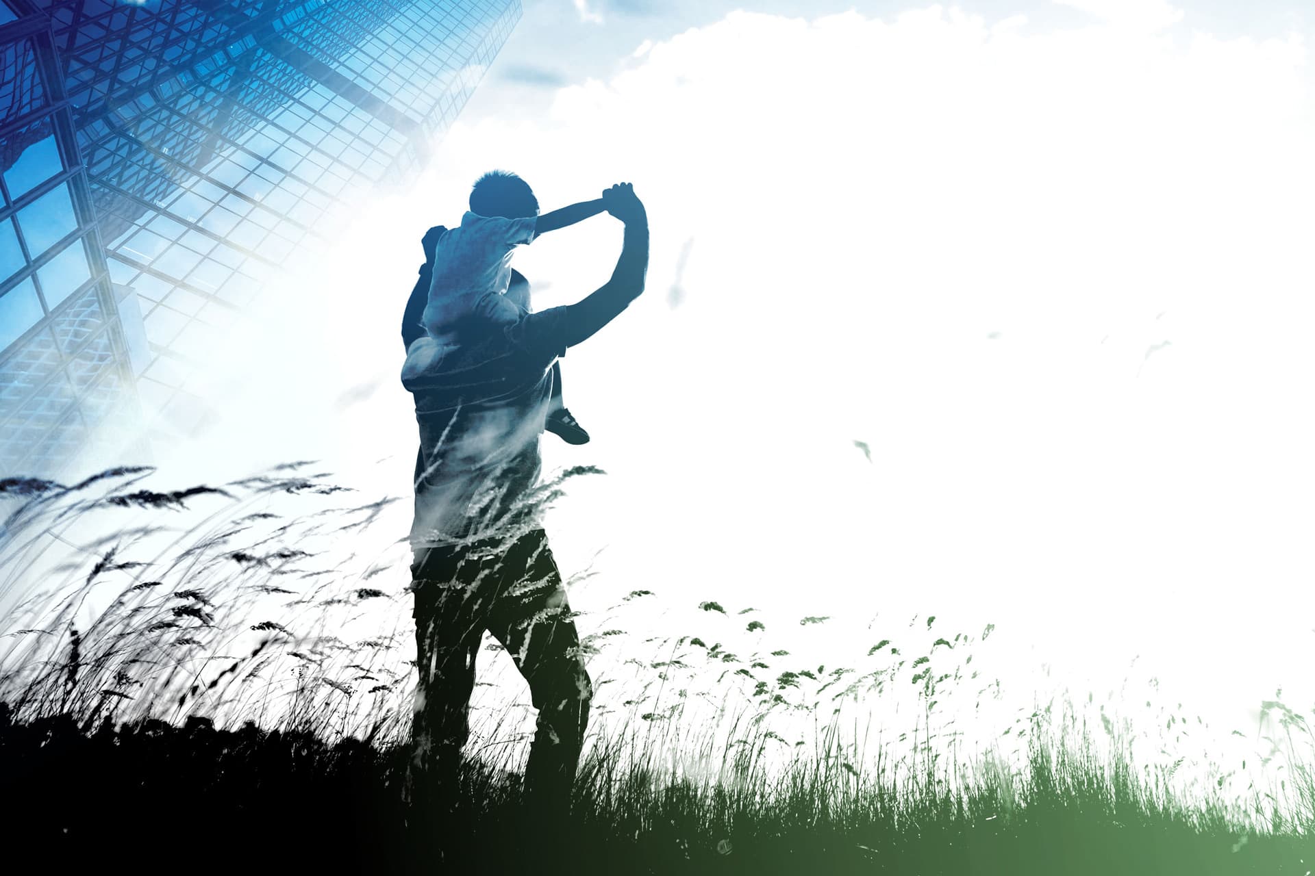 Ein Erwachsener trägt ein Kind auf den Schultern, im Hintergrund moderne Architektur und Natur.