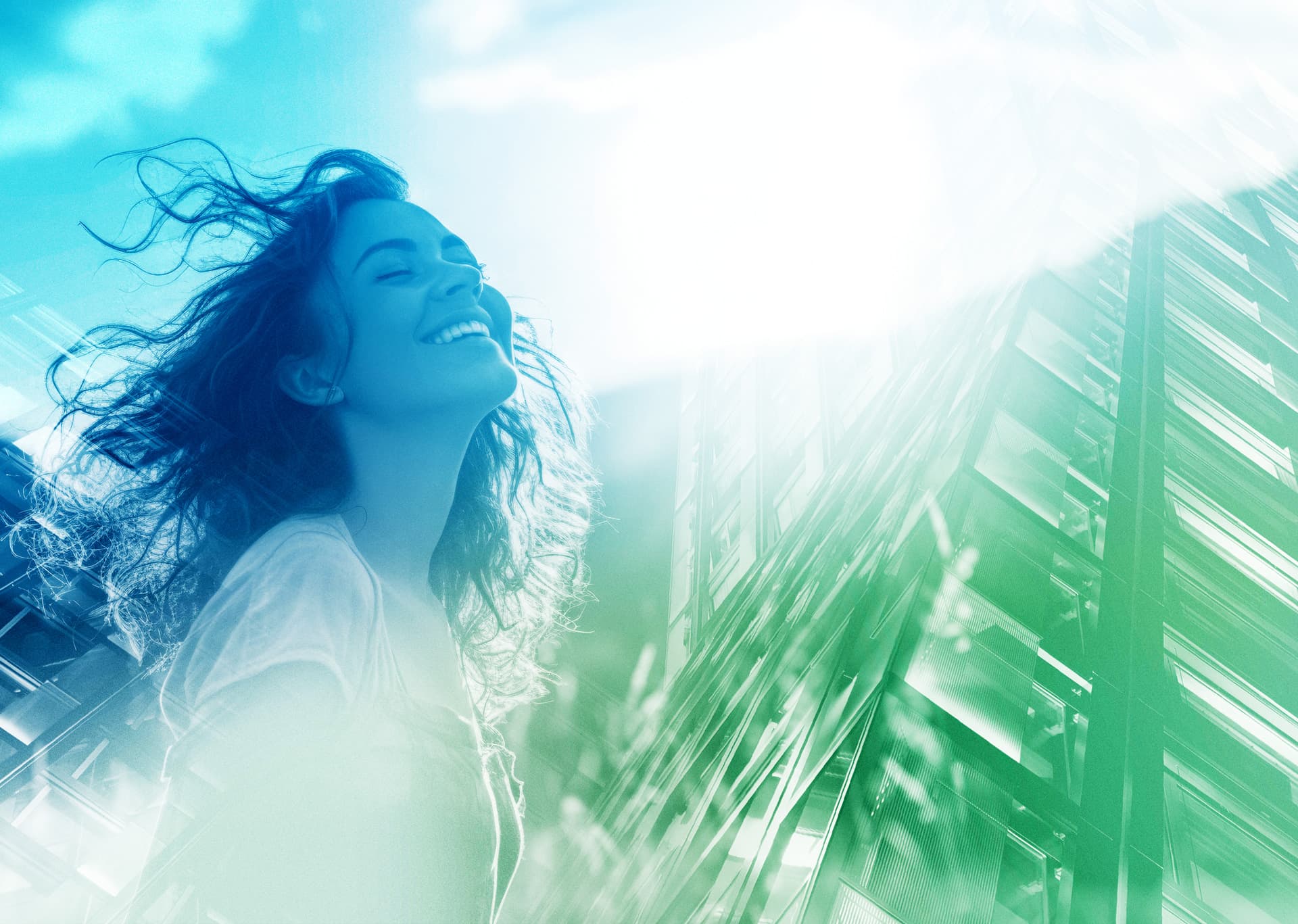 Frau mit wehendem Haar vor einer modernen Glasfassade, symbolisiert Erneuerung und Nachhaltigkeit.