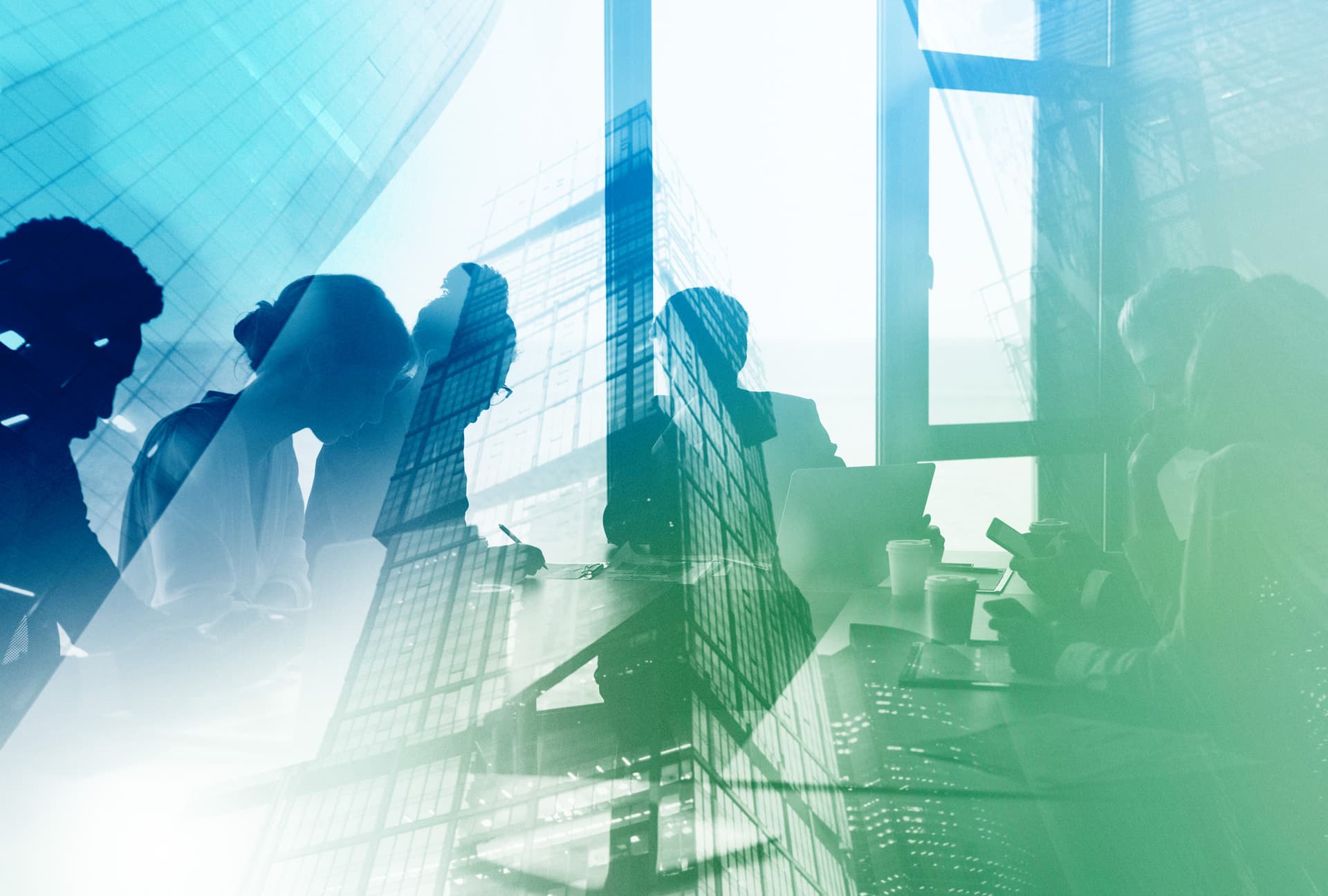 Menschen im Büro, reflektiert in Glasfassade eines modernen Gebäudes, Symbol für nachhaltige Immobilien und Innovation.